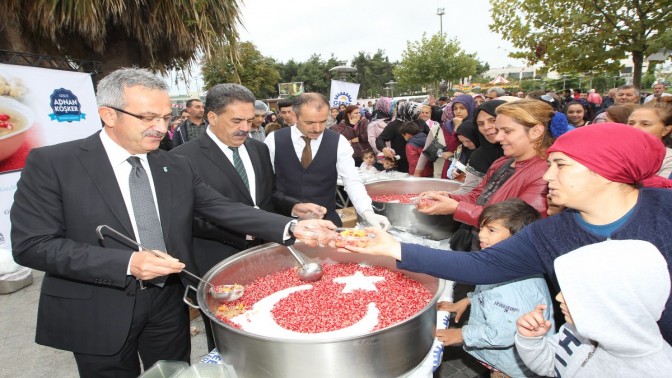 GEBZELİLERE MEYDANDA AŞURE İKRAMI