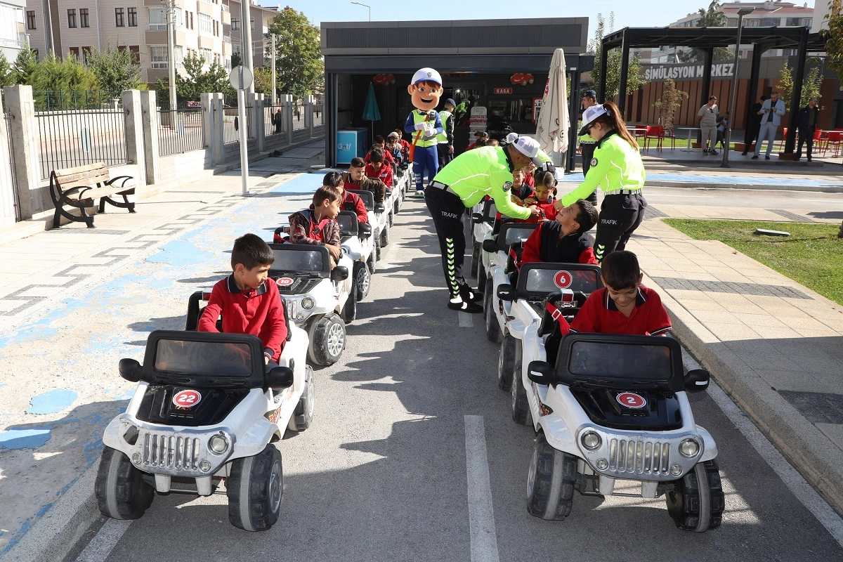 Geleceğin sürücüleri Konya Karatay'da eğitim alıyor -