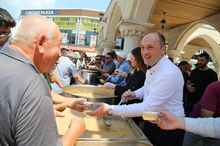 Geyve'de binlerce kişiye aşure ikramı -