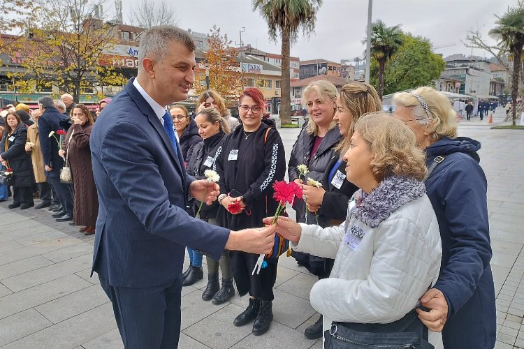 Gölcük'te 5 Aralık'a özel kadınlara karanfil -