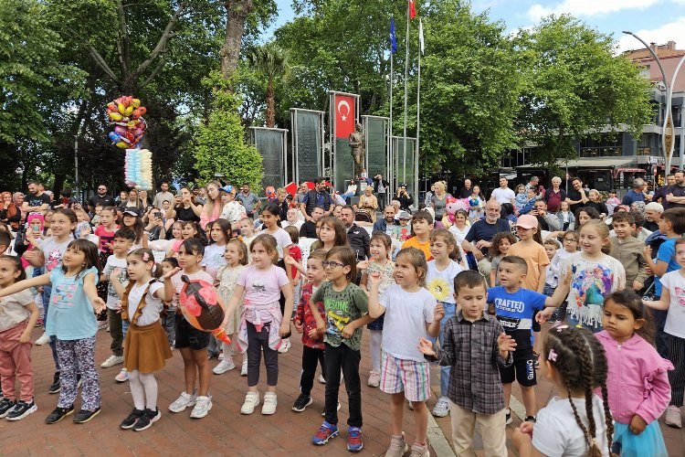 Gölcük'te çocuk şenliğine yoğun ilgi -