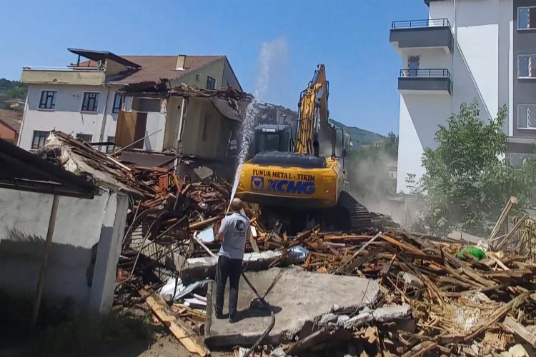 Gölcük'te metruk binaların yıkımı sürüyor -