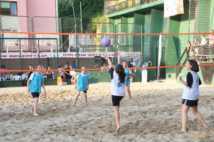 Gölcük'te plaj voleybolu başlıyor -