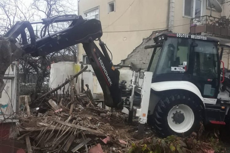 Gölcük'te tehlikeli metruklara yıkım -