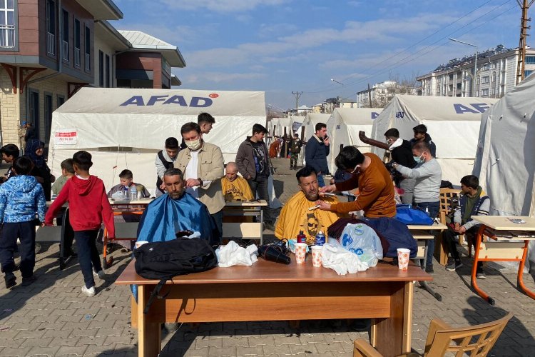 Gönüllü berberler Afşin'de -