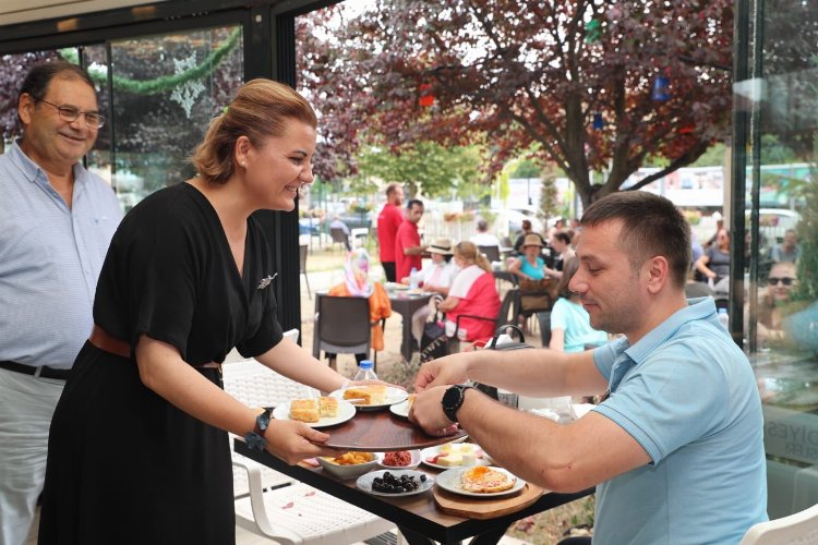 'Gülümse Börek' lezzeti İzmitlilere sunuldu -