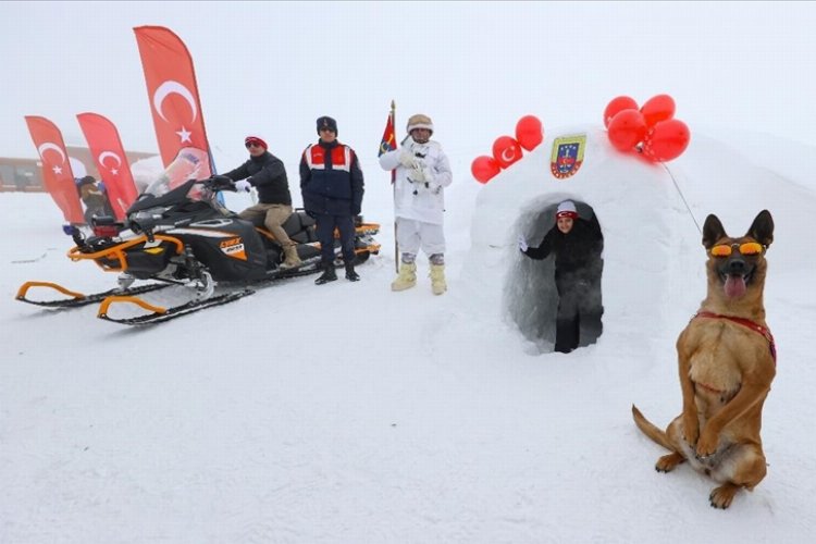 Hakkari'de iglolar kar festivalini renklendirdi -