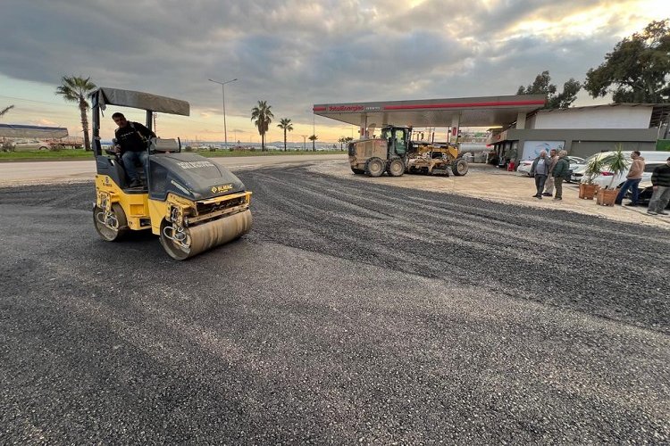 Hatay Büyükşehir'den üretim yollarına yeni asfalt -