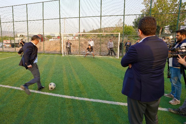 Hatay'da gençlerle sohbet edip, futbol oynadılar -