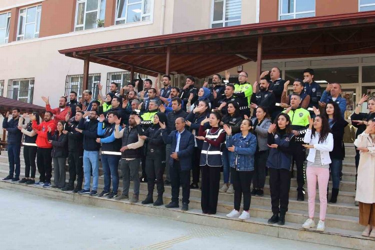 Hatay'da Türk Polisi'nden işaret dili ile İstiklal Marşı -