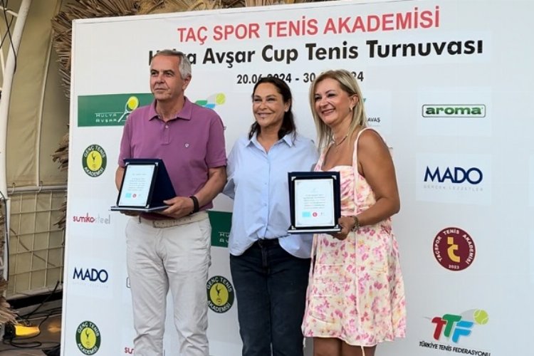 Hülya Avşar Cup'ta ödül zamanı -