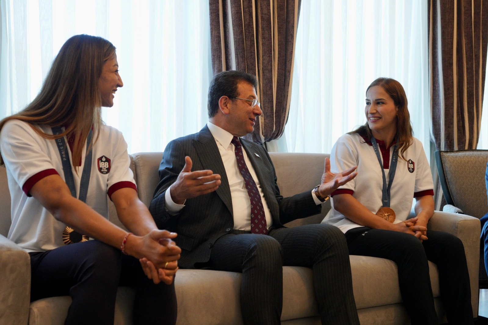 İBB Spor Kulübü’nün olimpiyat madalyalı kadın sporcularına tebrik -