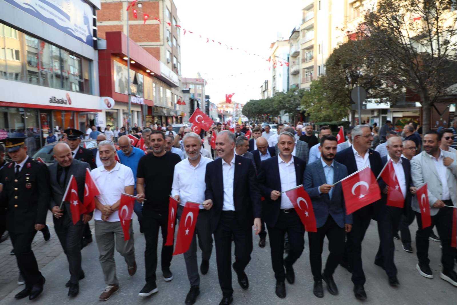 İnegöl'de kurtuluş coşkusu sokaklara taştı -