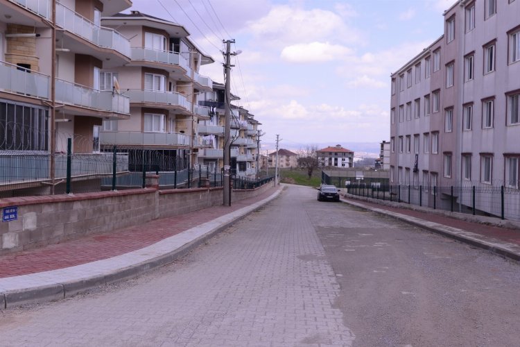 İnegöl Yeniceköy’de yol kaplama ve tretuvar çalışması -