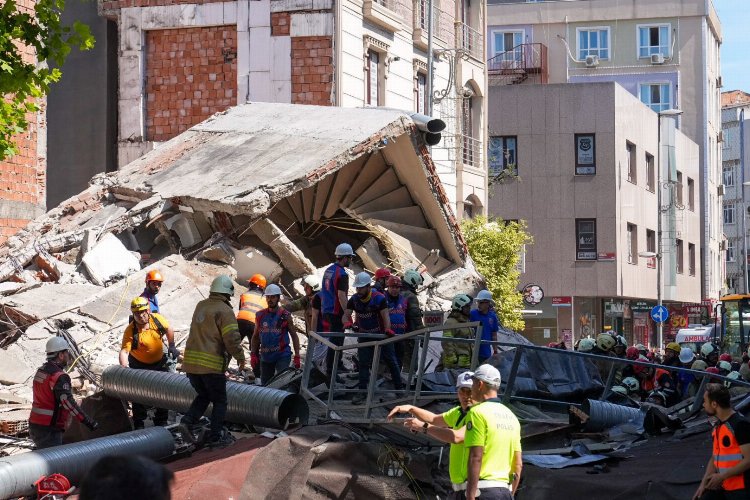 İstanbul'da üç katlı bina çöktü! Yaralılar çıkartıldı: 1 ölü -