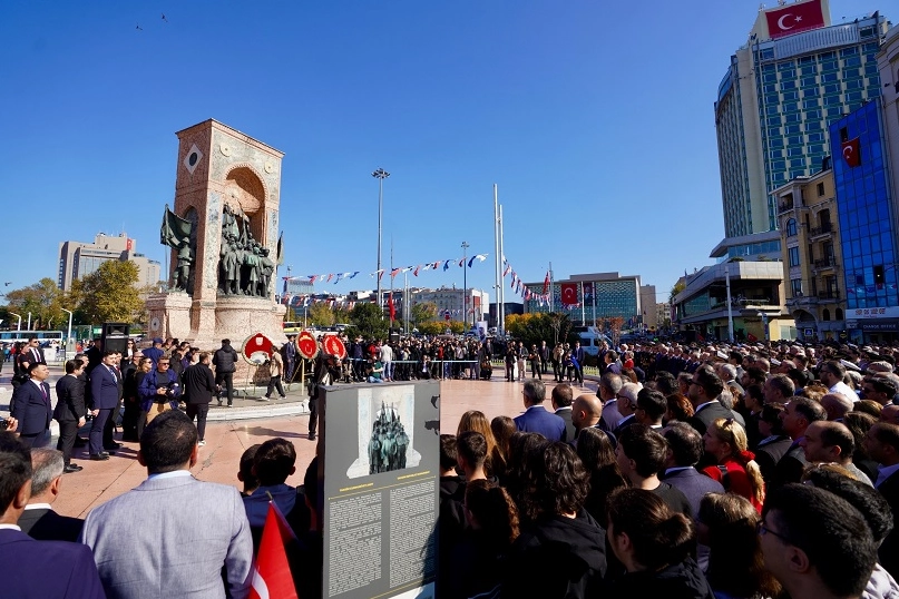 İstanbul Taksim'de 101. yıl çelengi -