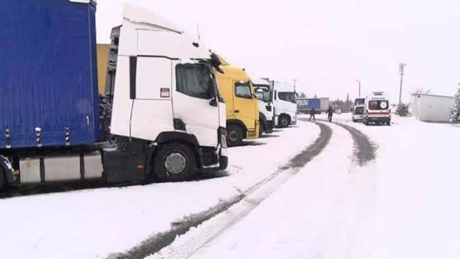 İstanbula tır-kamyon girişleri ve otobüs çıkışları durduruldu!