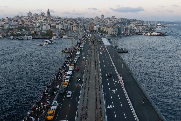 İstanbulluların Galata Köprüsü sevinci -