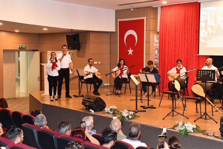 İzmir Çiğli'de bağlama kursiyerlerinden eşsiz konser -