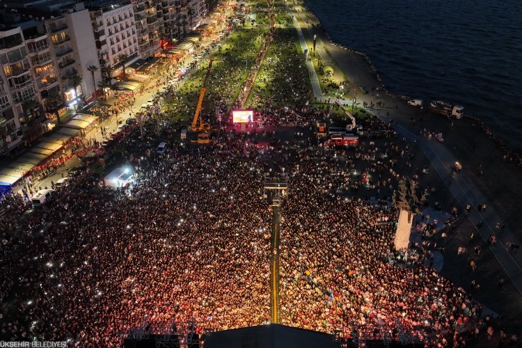 İzmir'de 19 Mayıs coşkusu meydanlara sığmadı -