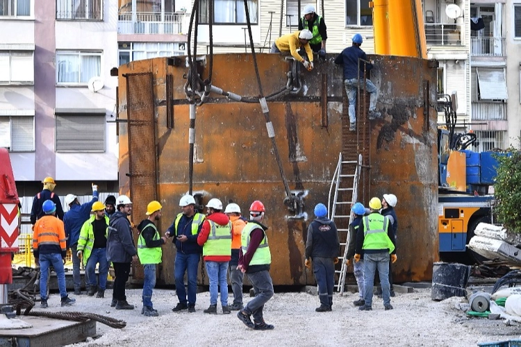 İzmir'de dev makine yeni rotası için taşınacak -