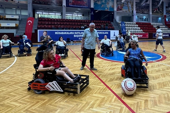 İzmir'de engeller tekerlekli sandalye futbolu ile kalktı -