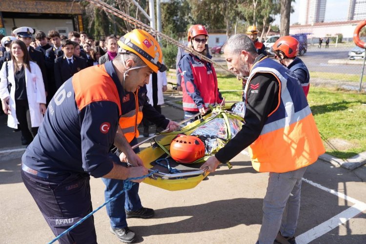 İzmir'de gençlere afet bilinci aşılanıyor -