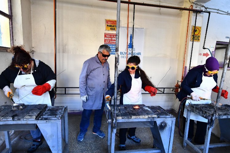 İzmir'de kadın kaynakçılar iş başında -