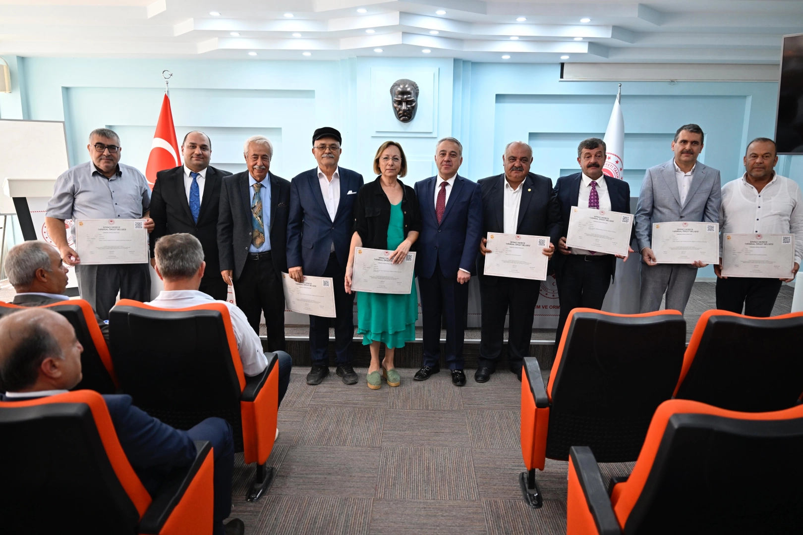 İzmir'de tarımsal amaçlı örgütlere 'birinci derece' belge takdimi -