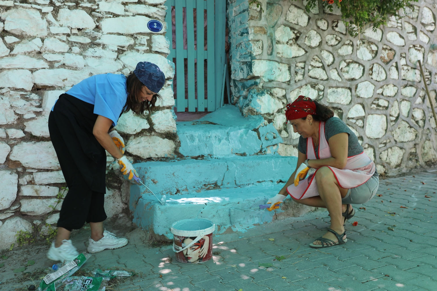 İzmir Güzelbahçe'de kadınlardan imece örneği -