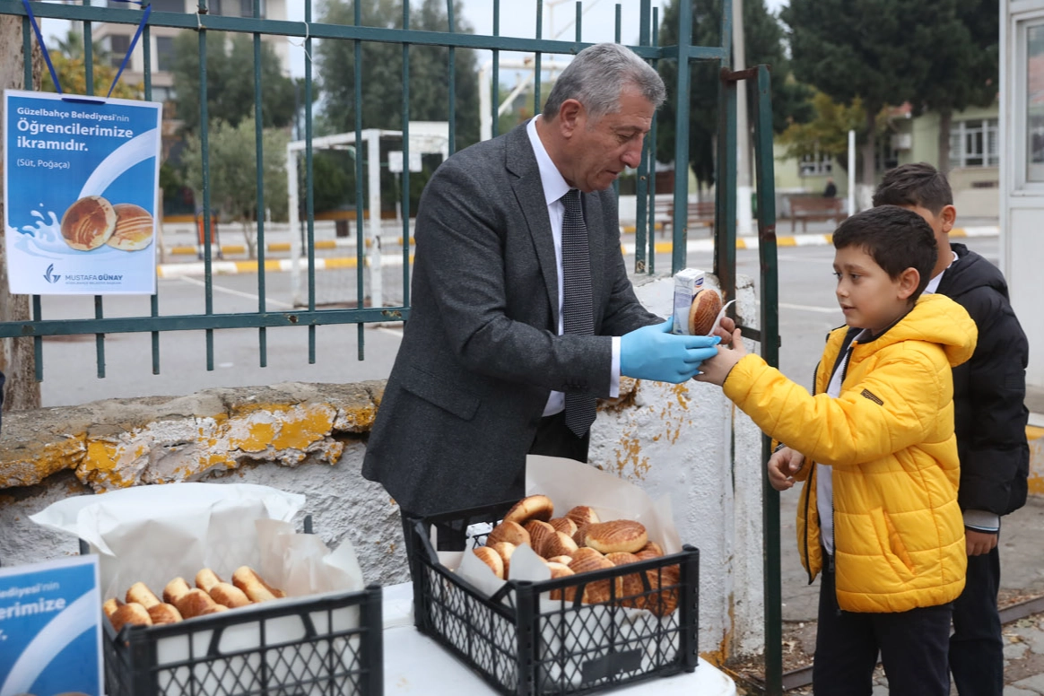 İzmir Güzelbahçe'den çocuklara okul sürprizi -