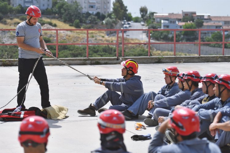 İzmir'in genç itfaiyecileri sıkı eğitimden geçiyor -