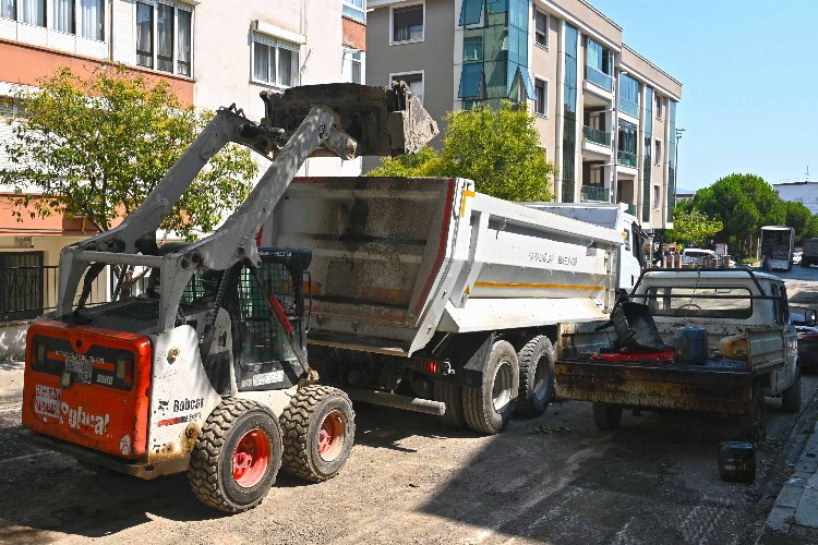 İzmir Karabağlar asfaltlamada sıcak dinlemiyor -