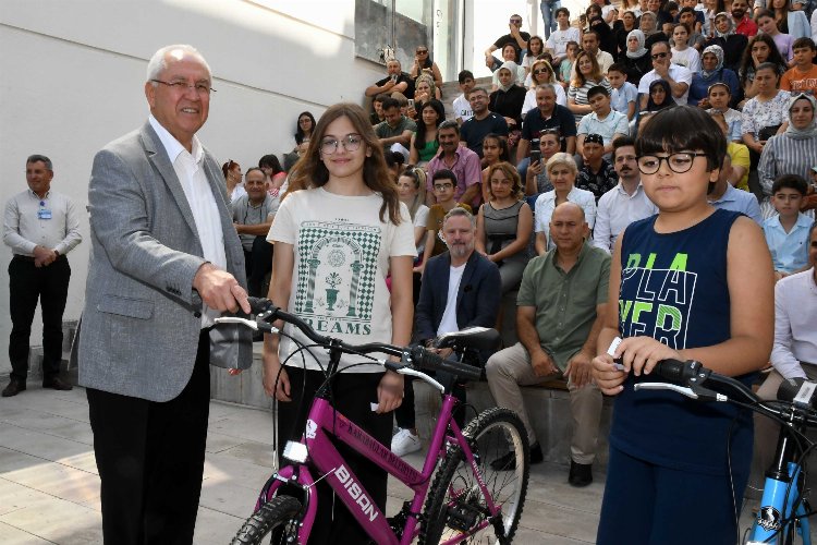 İzmir Karabağlar'da başarılı öğrencilere bisiklet -