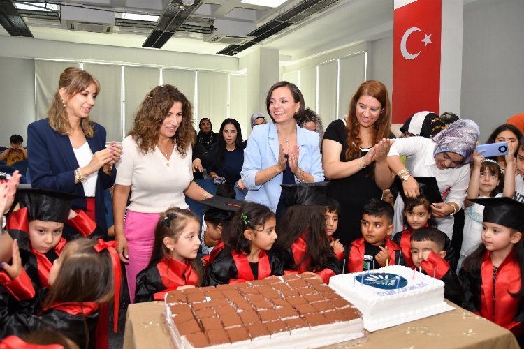 İzmir Karabağlar'da çocuklar kep fırlattı -