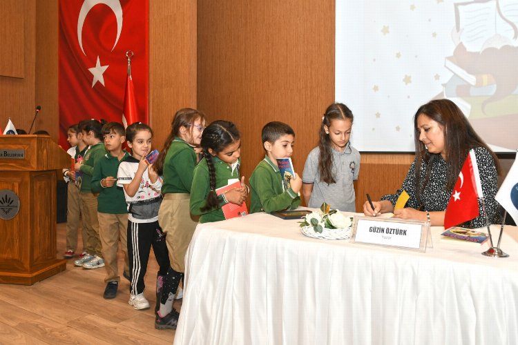 İzmir Karabağlar'da çocuklar, Yıldız Kenter’de yazarlarla buluşuyor -