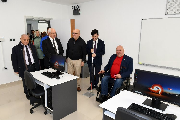 İzmir Karabağlar'da görme engellilere teknolojik laboratuvar -