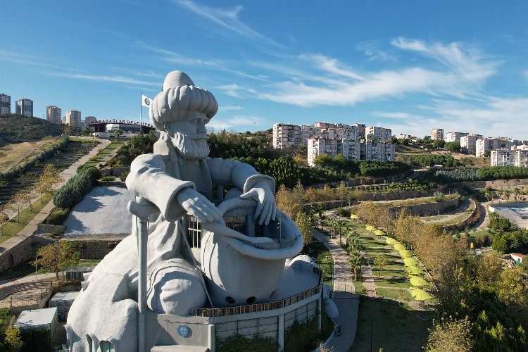 İzmir Karabağlar'da Nasreddin Hoca'ya ziyaretçi akını -