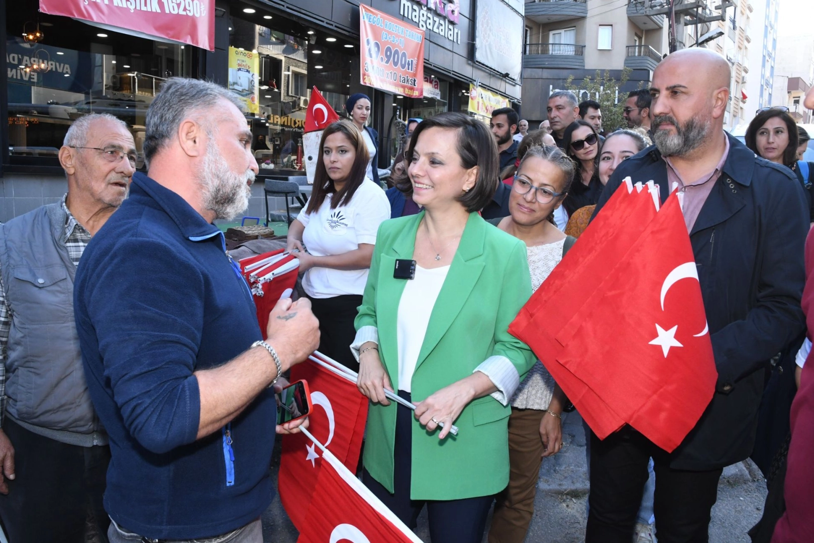 İzmir Karabağlar'dan Cumhuriyet Korteji'ne bayraklı davet -