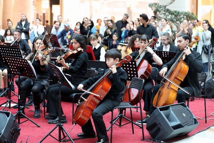 İzmir Narlıdere'de çocuk senfoni sanatseverleri büyüledi -