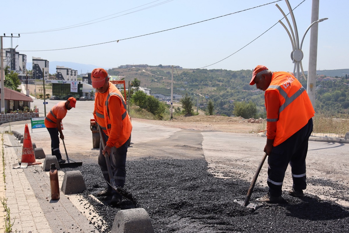 İzmit Belediyesi bozulan yolları onarıyor