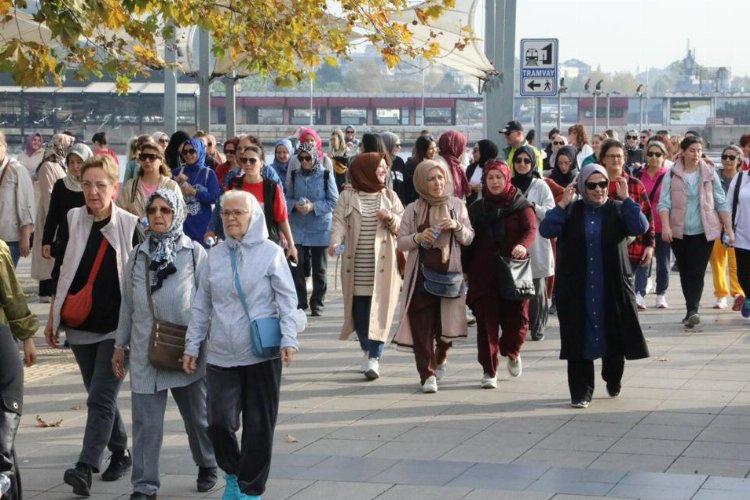 İzmit Belediyesi, kadınları sağlıklı yürüyüşlerde buluşturuyor -