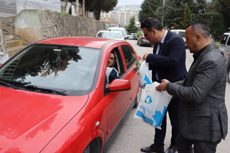 İzmit Belediyesi mezarlık ziyaretinde vatandaşları unutmadı -