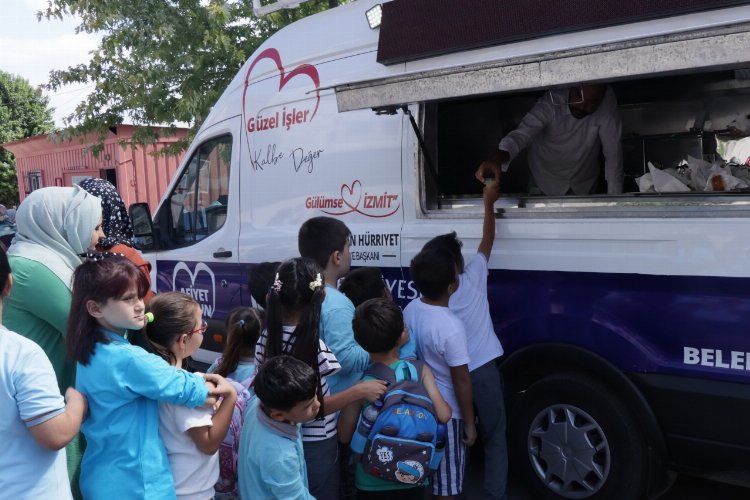 İzmit Belediyesi, yeni dönemde öğrencileri ikramlarla karşıladı -