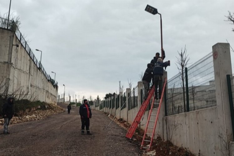 İzmit Belediyesi yolu güneş enerjisi ile aydınlatıyor -