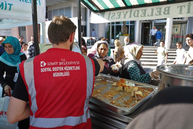 İzmit'te Aşevi'nden vatandaşlara lezzetli ikramlar -