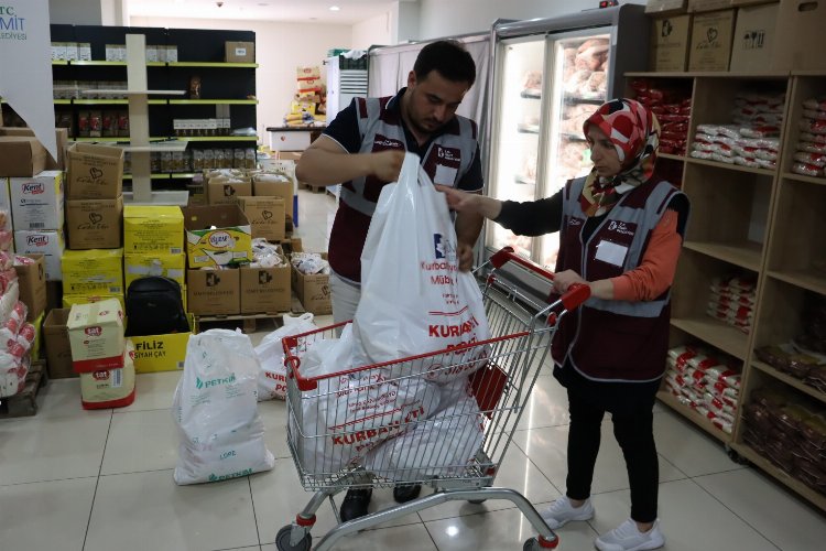 İzmit'te bayramda ihtiyaç sahiplerinin yüzü güldü -