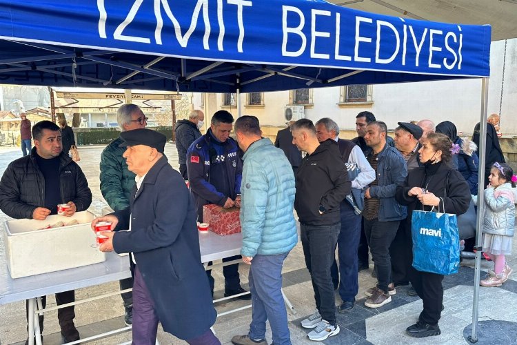 İzmit'te deprem felaketinde yaşamını yitirenler için helva dağıtıldı -