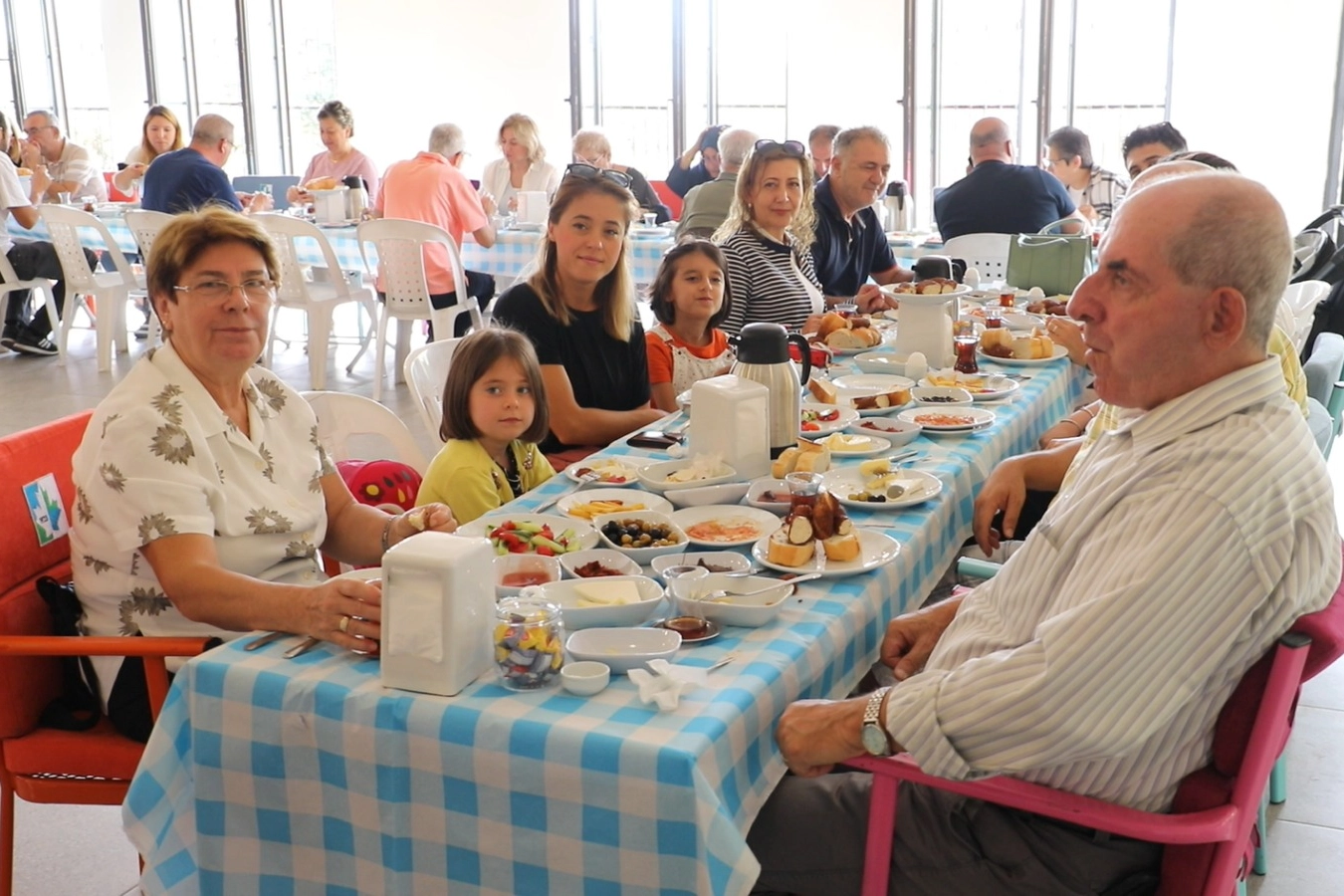 İzmit'te 'Gülümse Kahvaltı Evi' misafirlerini ağırlıyor -