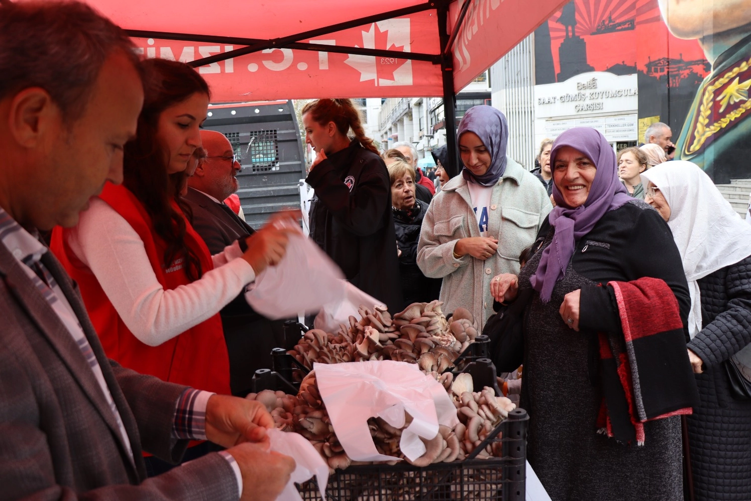 İzmit'te hasatın bereketi sürüyor... 850 kilo istiridye mantarı dağıtıldı -